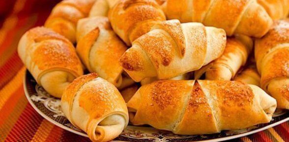 Рогалики с вареной сгущенкой и орешками