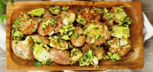 Молодой картофель с соусом из авокадо