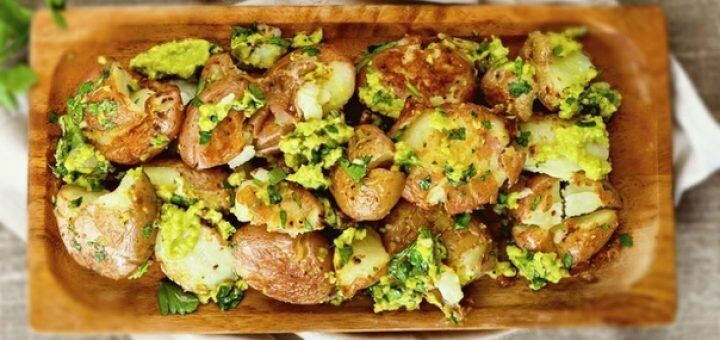 Молодой картофель с соусом из авокадо