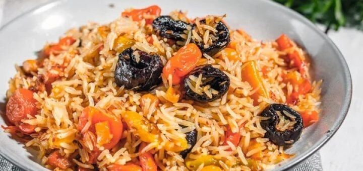 Постный плов с сухофруктами