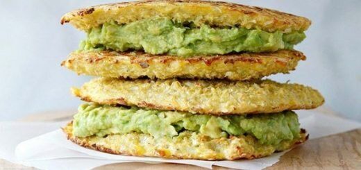 Тосты из цветной капусты с авокадо