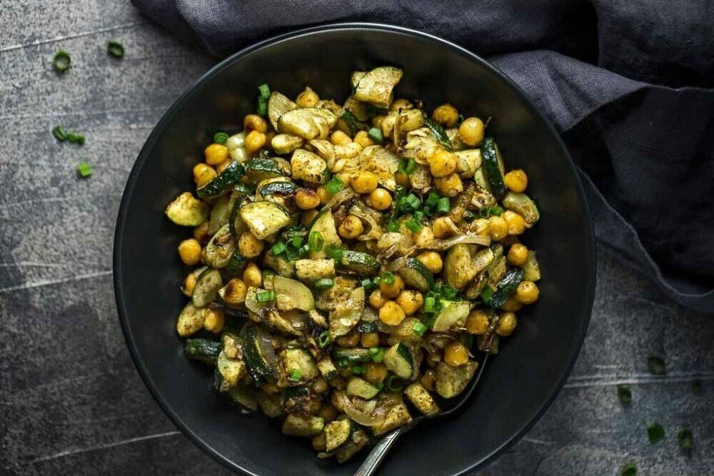 Теплый салат из цукини с нутом на обед!