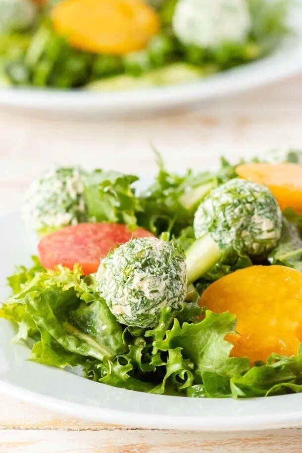 Салат с сырными шариками