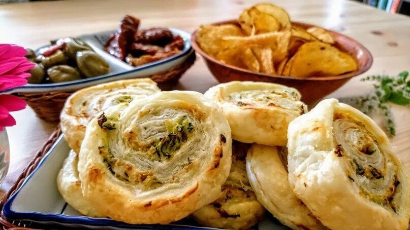 Слоеные вертушки с кабачком и сыром