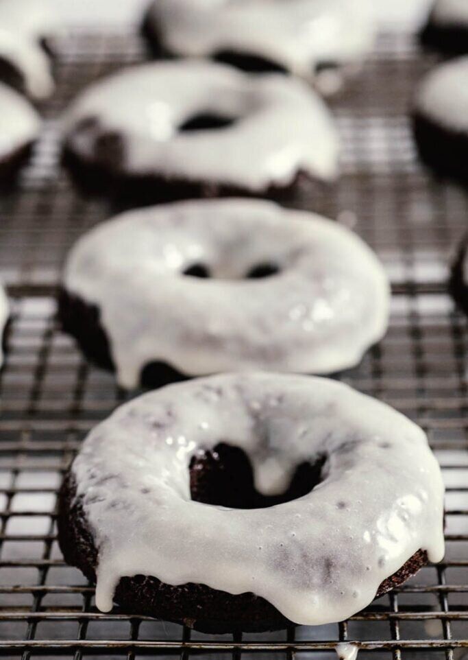 Шоколадные пончики с глазурью