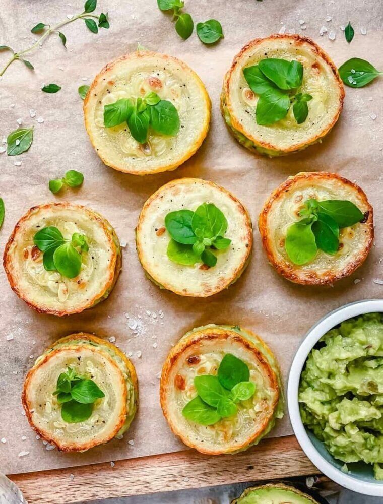 Жареные цукини с соусом авокадо