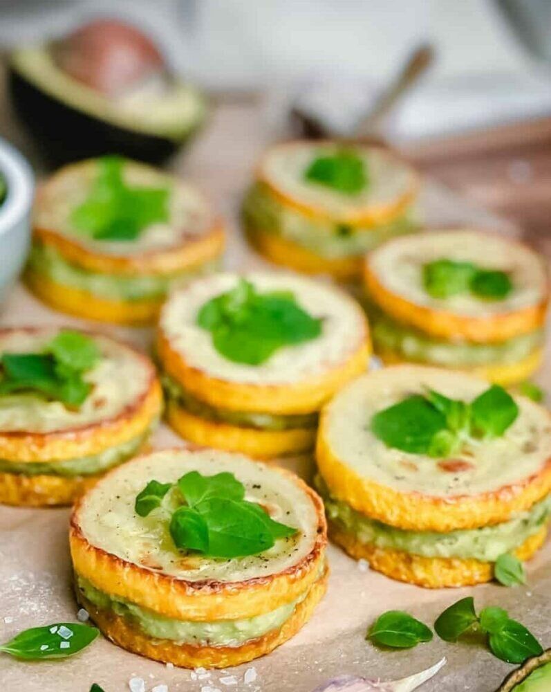 Жареные цукини с соусом авокадо