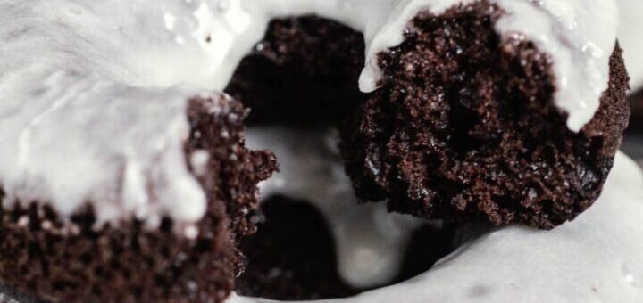 Шоколадные пончики с глазурью