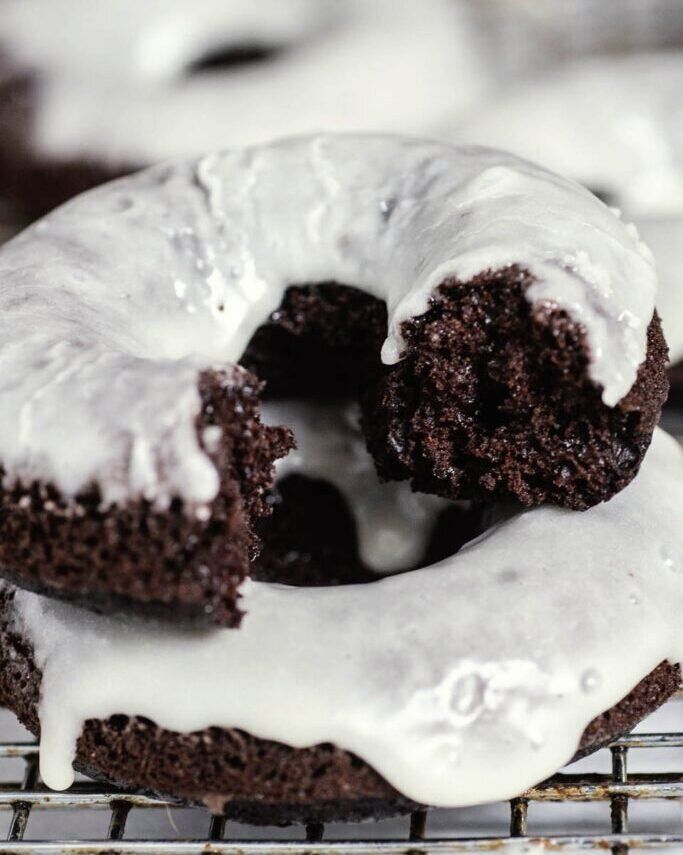 Шоколадные пончики с глазурью