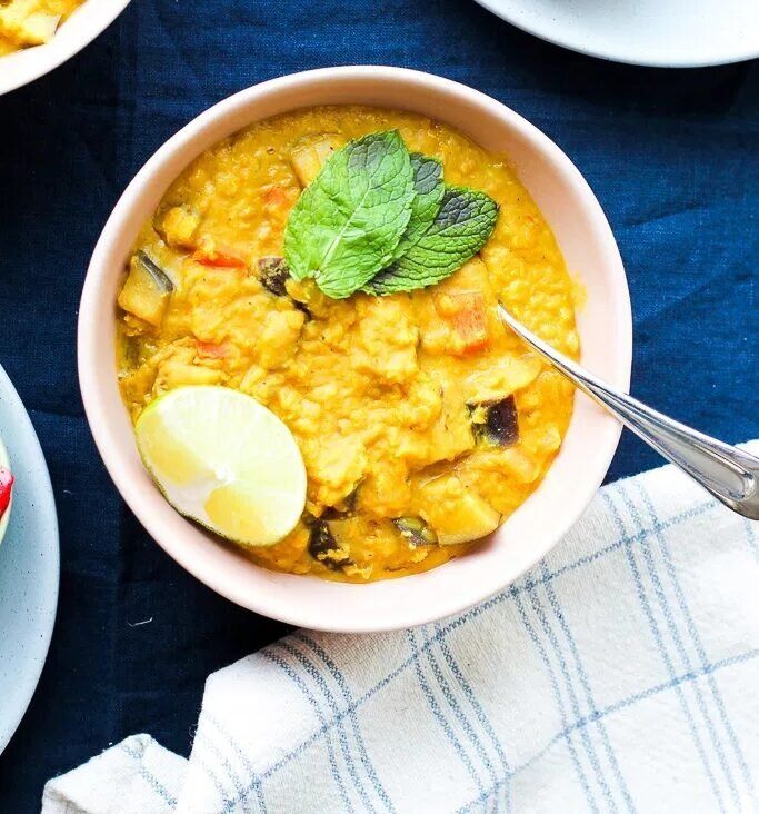 Чечевичный дал с баклажаном