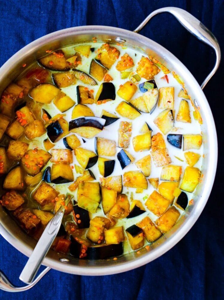 Чечевичный дал с баклажаном