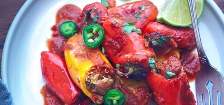 Перец, фаршированный киноа и фасолью