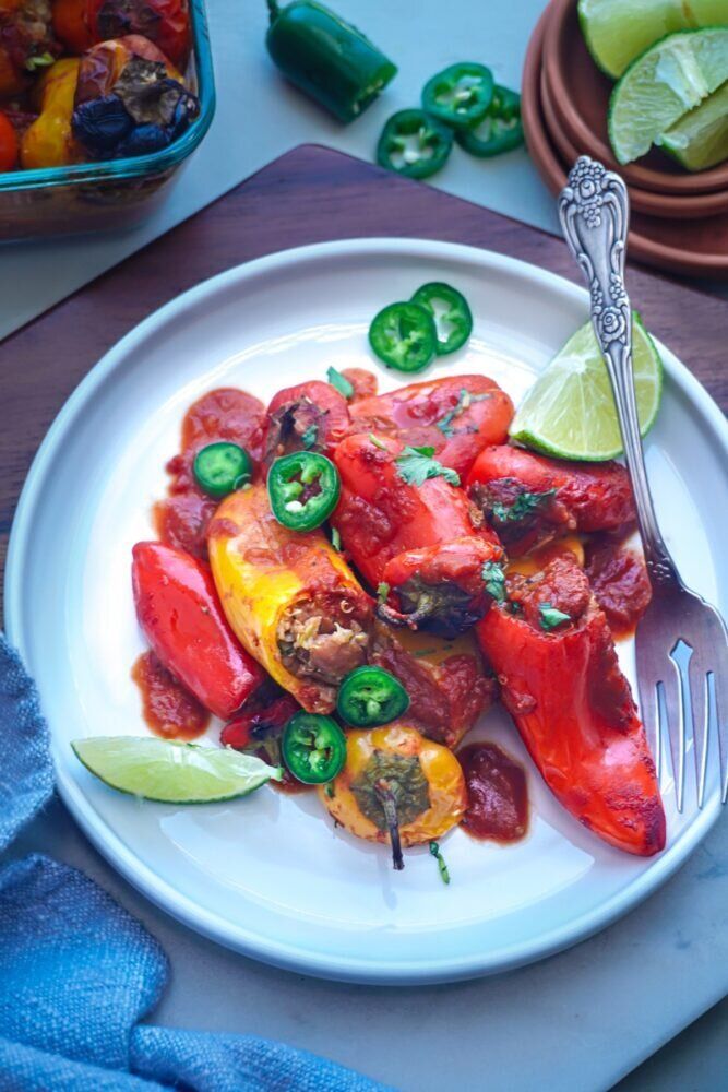 Перец, фаршированный киноа и фасолью 