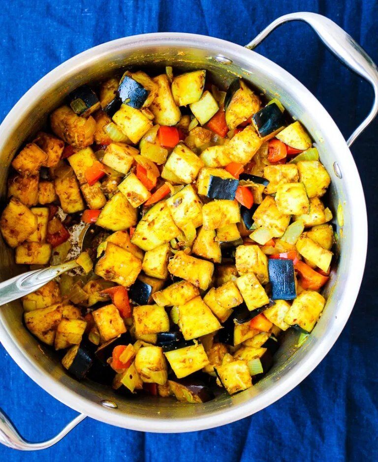 Чечевичный дал с баклажаном