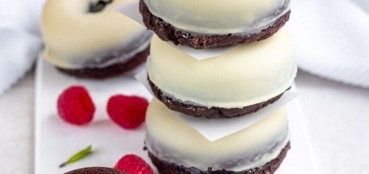 Шоколадные пончики с малиной