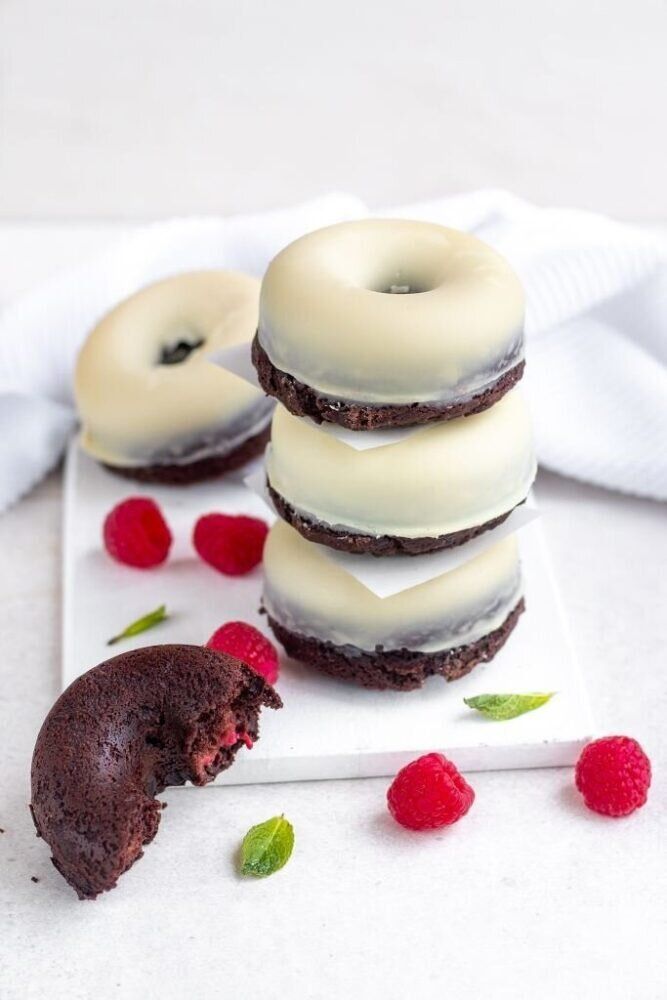 Шоколадные пончики с малиной