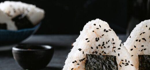 Онигири с начинкой из тофу