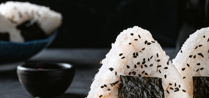 Онигири с начинкой из тофу