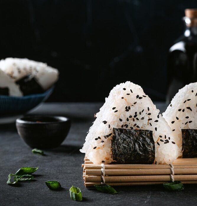 Онигири с начинкой из тофу